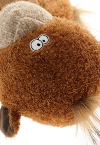 Tête de peluche de mouton marron avec de grands yeux blancs et des cornes laineuses de couleur crème sur fond blanc.