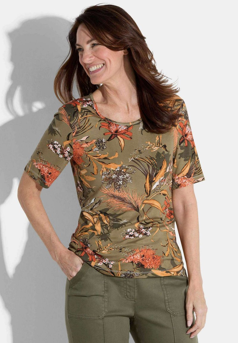 Olijfgroene T-shirt met bloemenprint, korte mouwen, oranje en gele bloemen en een ronde hals. Lichte stof textuur.