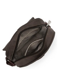 Sacchetto in tessuto marrone con chiusura a zip, fodera interna liscia e dettagli di cucitura discreti, progettato per un facile accesso e stoccaggio.