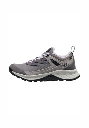 Grauer und schwarzer KEEN Sportschuh mit weißen Schnürsenkeln, Mesh- und Wildleder-Obermaterial, gepolsterter Sohle und Zuglasche an der Ferse.