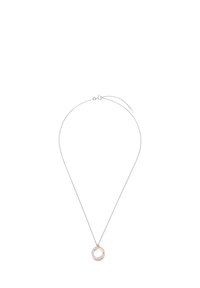 Collana in argento con pendente circolare, caratterizzata da un accento in oro rosa e rhinestones trasparenti lungo il bordo. Texture liscia, design minimalista.