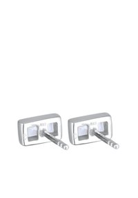 Silver rektangulära stiftörhängen med kvadratiska transparenta stenar. Tillverkade av 925 sterling silver, med en polerad finish och minimal design.