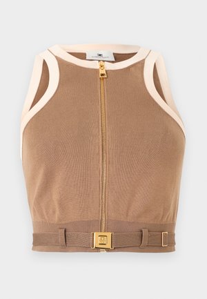 Smeđi pamučni kratki top rebrastog uzorka s kremastim obrubom, zlatnim patentnim zatvaračem sprijeda i pojasom s kopčom zlatnog ukrasa.