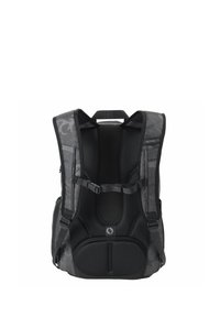 Schwarzer Camouflage-Rucksack mit gepolsterten Mesh-Trägern, verstellbarem Riemen und konturiertem Rücken. Verfügt über einen Top-Griff und ein ergonomisches Design.