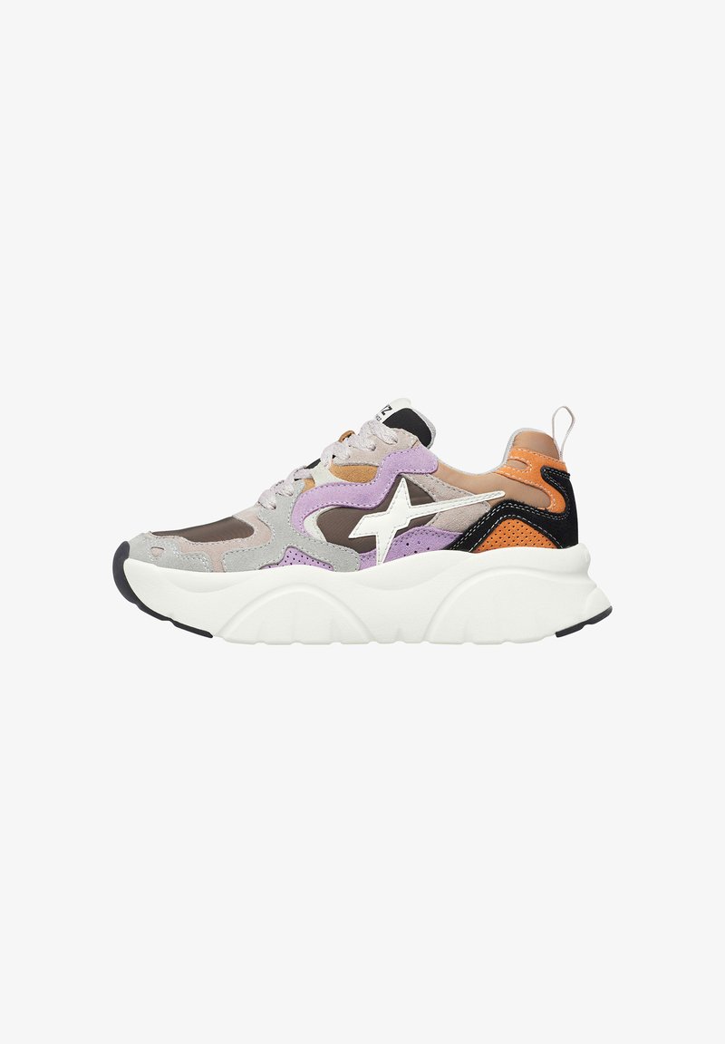Sneaker con un design multicolore che presenta tonalità di grigio, viola e arancione, una tomaia in suede e mesh testurizzata, e una suola spessa bianca.