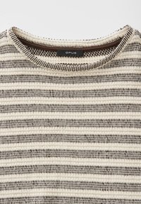 Pull en maille rayé beige et marron foncé avec col rond et étiquette de marque "OPUS" à l'intérieur du col.
