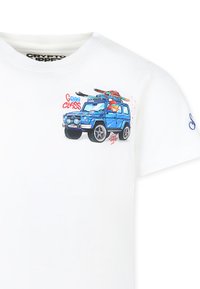 T-shirt blanc avec un graphisme d'un SUV bleu avec des skis sur le toit et le texte « Gran Class » en rouge. Manches courtes, col rond.