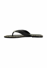 Zwarte flip-flop sandaal met een textuur strap, voorzien van een zilveren accent en een geweven, lichtgekleurde rand langs de zool. Plat ontwerp.