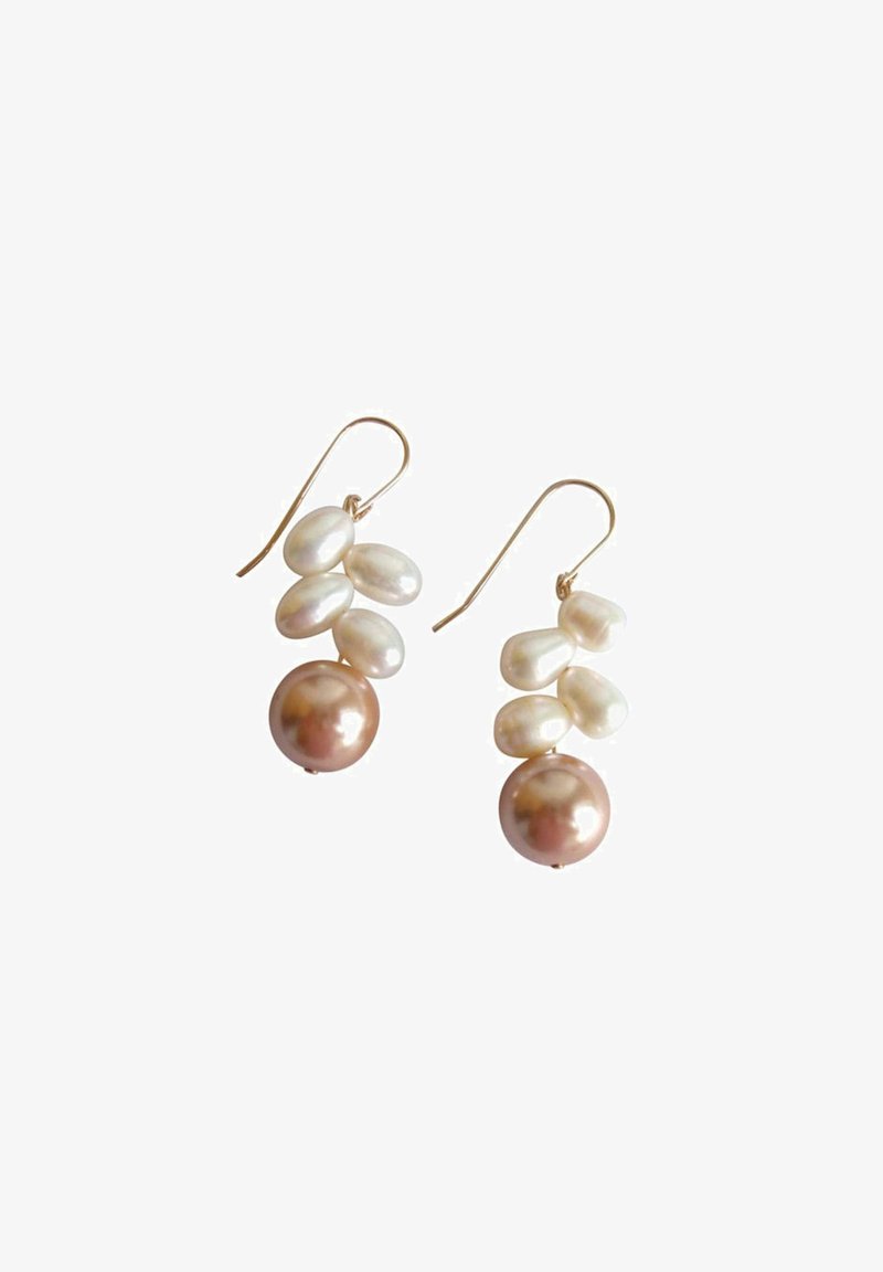 Orecchini a gancio in oro con un grappolo di perle bianche e rosa, con tre piccole perle bianche sopra una perla rosa più grande in basso.
