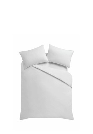 Weißes Bett mit zwei Kissen und teilweise gefaltetem Bettbezug, von oben auf einem schlichten Hintergrund gezeigt.