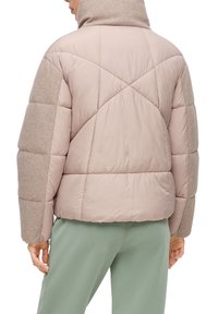 Kurtka puchowa z jasnoróżowym przodem i jasnobrązowymi wełnianymi rękawami, z geometrycznym wzorem pikowania i wysokim kołnierzem.