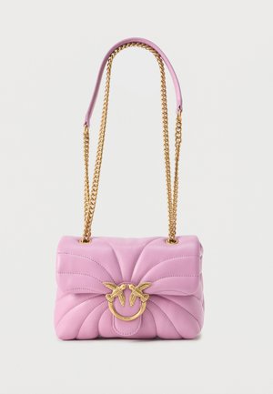 Borsa a tracolla in pelle trapuntata di morbido rosa con cinghia a catena dorata e fermaglio decorativo a forma di uccello dorato al centro frontale.