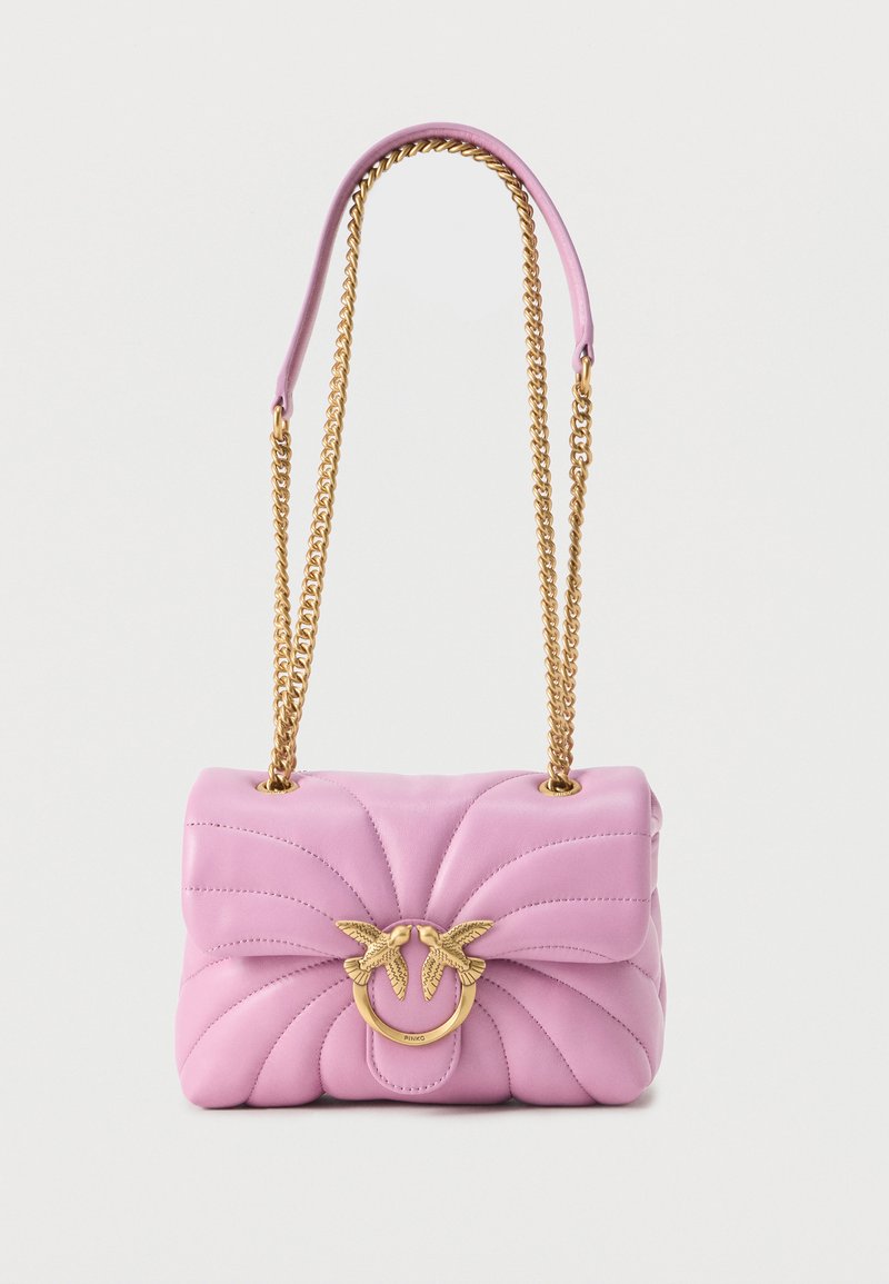 Bolso de mano de cuero acolchado en rosa suave con cadena dorada como correa y cierre decorativo de pájaro dorado en el centro delantero.