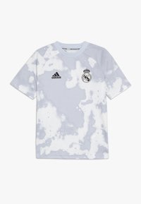 Světle šedé tričko s krátkým rukávem se vzorem oblaků, s černým logem Adidas a emblémem Real Madrid. Vyrobeno z prodyšné tkaniny.