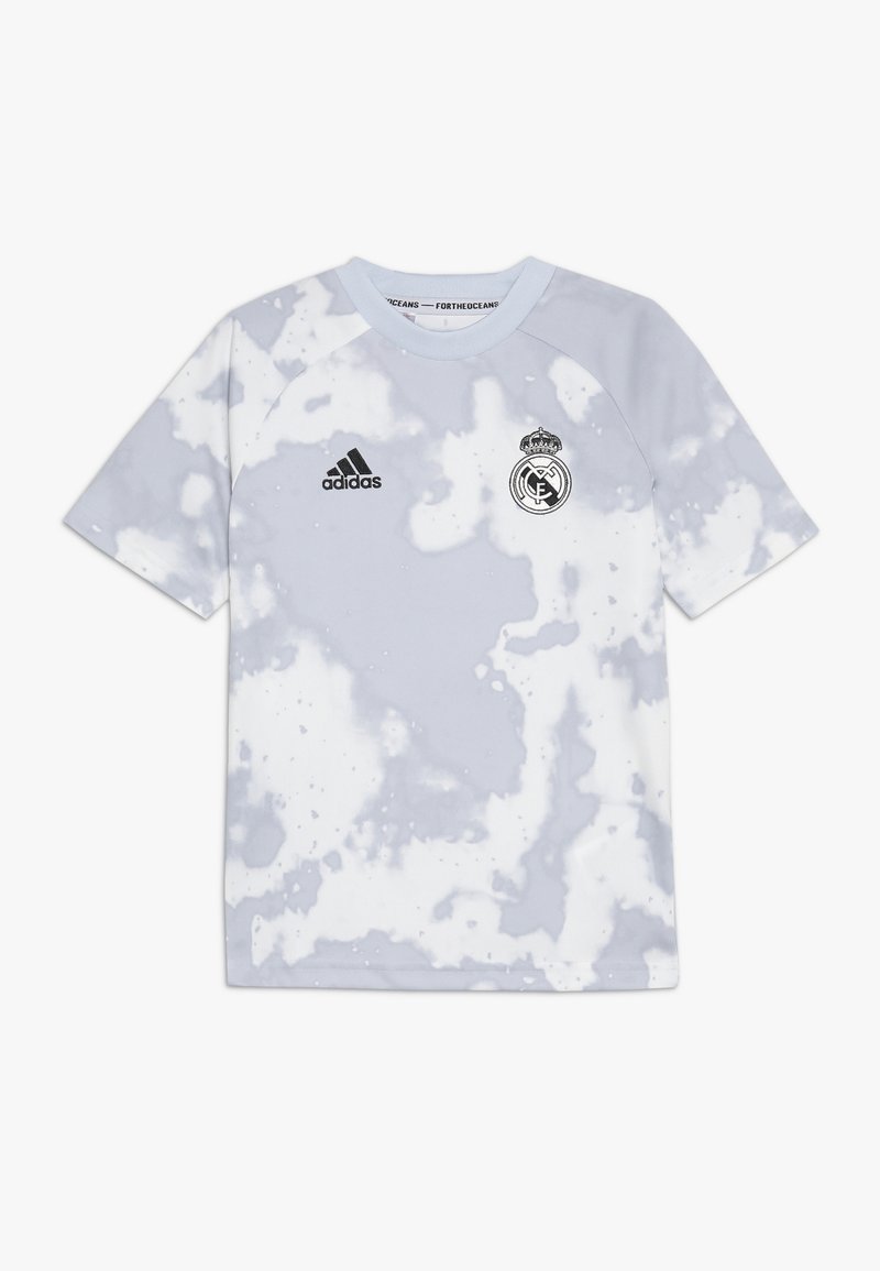 Světle šedé tričko s krátkým rukávem se vzorem oblaků, s černým logem Adidas a emblémem Real Madrid. Vyrobeno z prodyšné tkaniny.