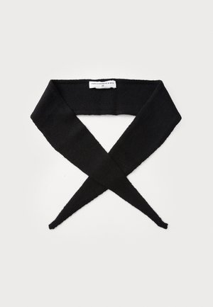 Zwarte gebreide cashmere haarband met puntige uiteinden en Purecashmere NYC-label op een witte achtergrond.