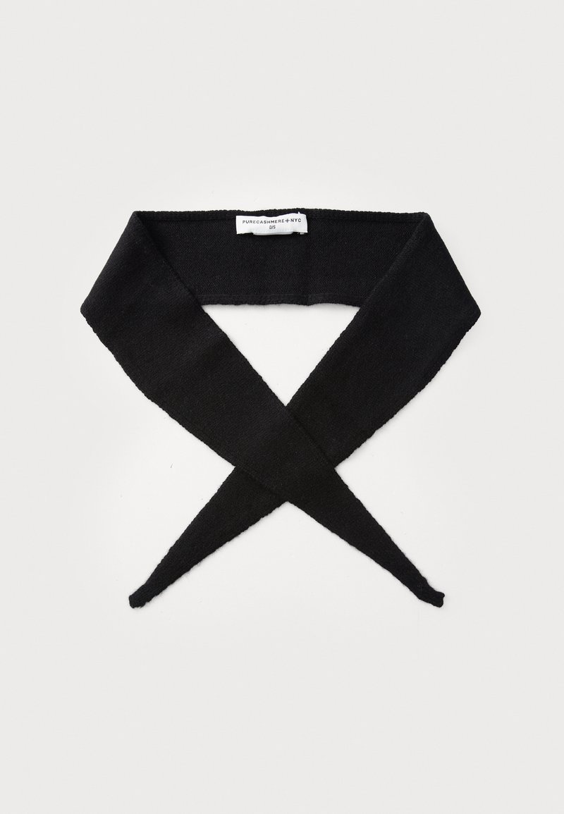 Μαύρη πλεκτή κασμιρένια κορδέλα με μυτερά άκρα και ετικέτα Purecashmere NYC σε άσπρο φόντο.