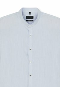 Hellblau gestreiftes Hemd im super schlanken Schnitt, mit einem Stehkragen, Knopfverschluss und glatter Textur mit kleinen weißen Knöpfen.