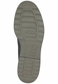 Suela de zapato de goma con una superficie texturizada gris, que cuenta con surcos horizontales y verticales, y el logo 'pg' en relieve. Forma plana y redondeada.