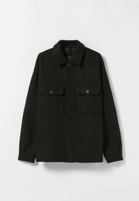 Černá bunda z vlny se směsí materiálů, s límcem, předním zapínáním na knoflíky, dvěma náprsními kapsami a Volným střihem; jednolitá textura a minimalistický design.