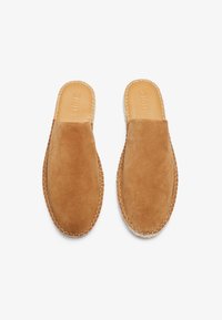 Ruskind slip-ons i tan, med en rund tå, syet kantdetalje og en glat læderindersål.
