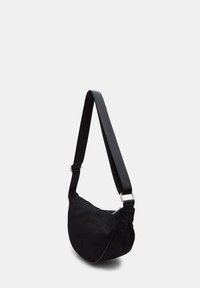 Borsa a spalla nera con superficie testurizzata, forma curva, tracolla regolabile e dettagli in metallo argentato. Design semplice e funzionale.