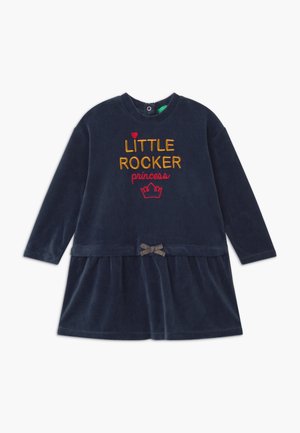 Robe en velours bleu marine à manches longues. Présente un texte brodé "LITTLE ROCKER princess" et un détail nœud à la taille. Texture douce.