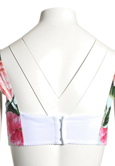 Vue arrière d'un soutien-gorge fleuri avec des bretelles croisées dans le dos et une fermeture à agrafes sur un torse de mannequin blanc.