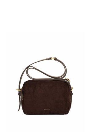 Bolso cruzado rectangular de ante marrón oscuro con correa de cuero ajustable y herrajes dorados, marca Emily & Noah grabada en dorado.