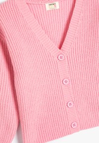 Cardigan rosa lavorato a maglia con texture a coste, scollatura a V e quattro bottoni rosa sul davanti. Adatto per bambini.