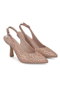 Tacchi a blocco rosa con punta affusolata, motivi geometrici ritagliati, piccole borchie metalliche e un tacco moderato. Finitura interna liscia.