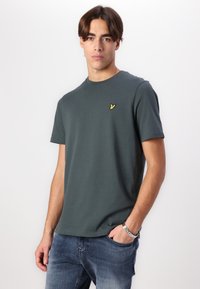 Lyle & Scott Basic póló - deep green