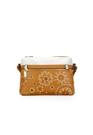 Bolso de cuero marrón con parte superior blanca, que presenta patrones florales en relieve y un cierre con cremallera. Los detalles incluyen costuras decorativas y herrajes.