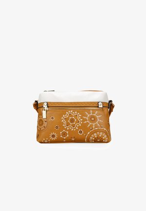 Bolso de cuero marrón con parte superior blanca, que presenta patrones florales en relieve y un cierre con cremallera. Los detalles incluyen costuras decorativas y herrajes.