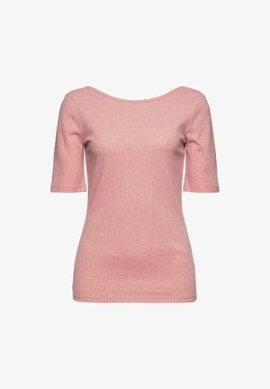 Sort quilted jakke over en lyserød ribbet sweater, parret med grå jeans med høj talje og hvide sneakers. Har rund halsudskæring og trykknaplukninger.