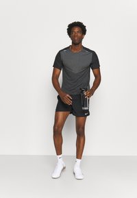 Nike Performance CHALLENGER  - Pantalón corto de deporte - black/silver