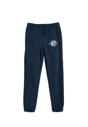 Pantalones de chándal azul marino hechos de material texturizado, con cintura elástica, bolsillos laterales y un parche con el logo en la parte delantera.