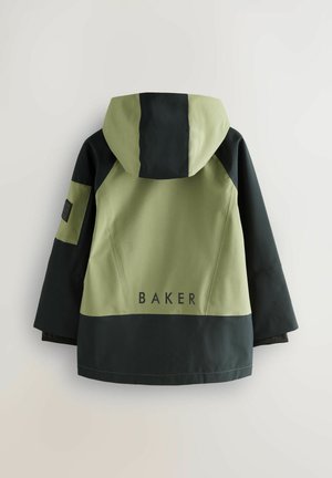 Hooded jaka olīvzaļā un melnā krāsā, ar kontrastējošu paneļu, uz muguras ar logo "BAKER" un gludu, ūdensnecaurlaidīgu audumu.