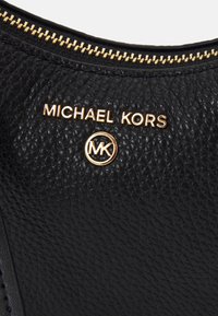 MICHAEL Michael Kors JET SET CHARM CHAIN POUCHETTE - Håndveske - black