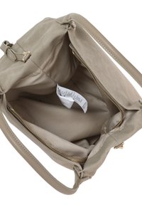 Borsa a mano in suede beige con texture liscia, chiusura con zip superiore e tasca interna. Presenta una lunga tracolla e dettagli in hardware dorato.