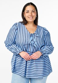 Bluza s plavim i tamnoplavim prugama, V-izrezom, detaljem s vezicom na dekolteu, i napuhanim dugim rukavima, izrađena od lagane tkanine.