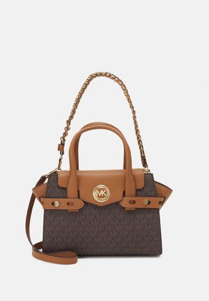 Braune und beige Michael Kors Handtasche mit Monogramm-Muster, zwei oberen Griffen, goldener Kettenriemen und rundem goldenen Logo-Emblem auf der Frontklappe.