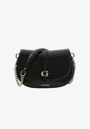 Sac d'épaule en similicuir noir avec un design incurvé, ferrures dorées, bandoulière en chaîne, et logo "Guess" embossé. Comprend une fermeture à rabat.