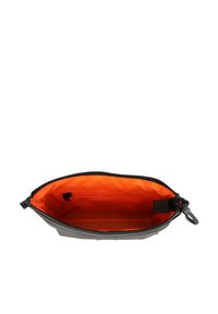 Borsa a pochette nera con rivestimento in tessuto arancione. Presenta una chiusura con zip e una tasca interna, realizzata in materiale resistente con una texture liscia.