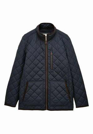 Granatowa pikowana kurtka z kołnierzem stójkowym, brązowym zapięciem na zamek, kieszenią na zamek na klatce piersiowej oraz dwoma kieszeniami z przodu. Posiada wzór w diamenty i brązowe wykończenia.