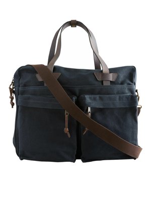 Sac messager en tissu bleu foncé avec deux poches avant zippées, bandoulière réglable marron et deux poignées en cuir.