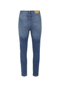 Jeans i mediumblå denim med avsmalnande passform, fem fickor, en läderlapp vid midjebandet och lätt blekning på låren.