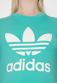 adidas Originals TREFOIL TEE - Apdrukāts T-krekls - semi mint rush