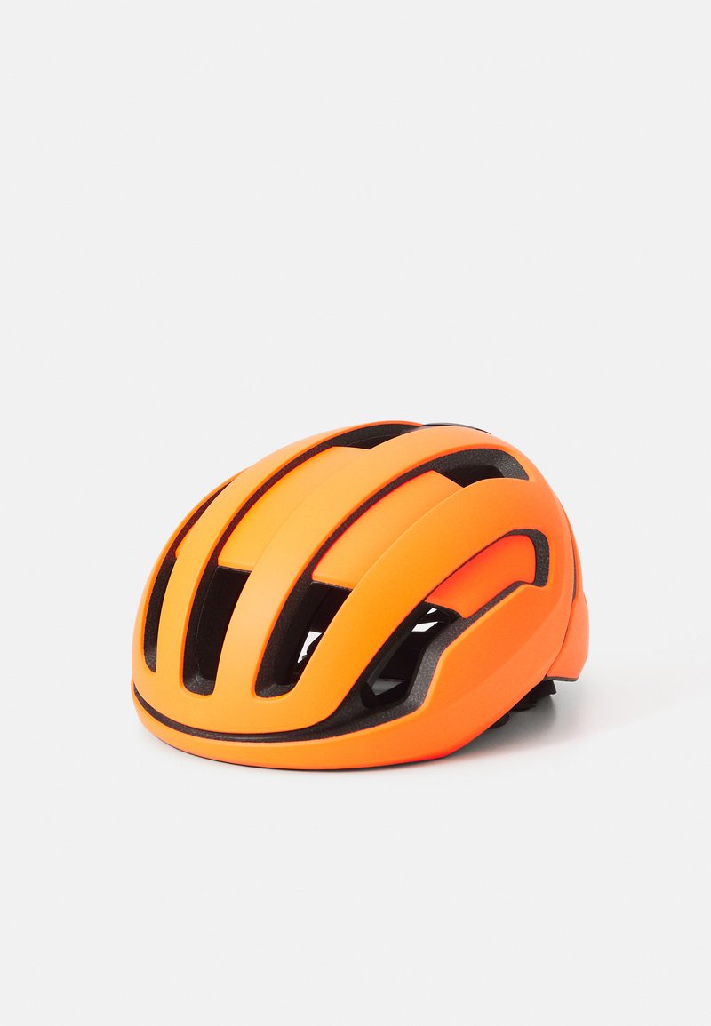 Oranger Fahrradhelm mit einer glatten, matten Oberfläche, mehreren Belüftungsöffnungen und einer aerodynamischen Form. Schwarze Innenpolsterung ist sichtbar.