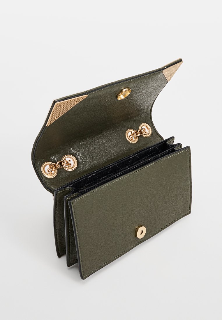 Portefeuille en cuir vert avec quincaillerie dorée, fermeture à pression et plusieurs compartiments. Doublure noire texturée avec un motif matelassé.